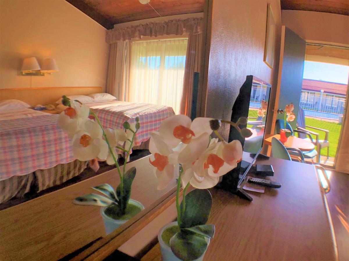 Hotel Motel Bonsoir Гранби Экстерьер фото