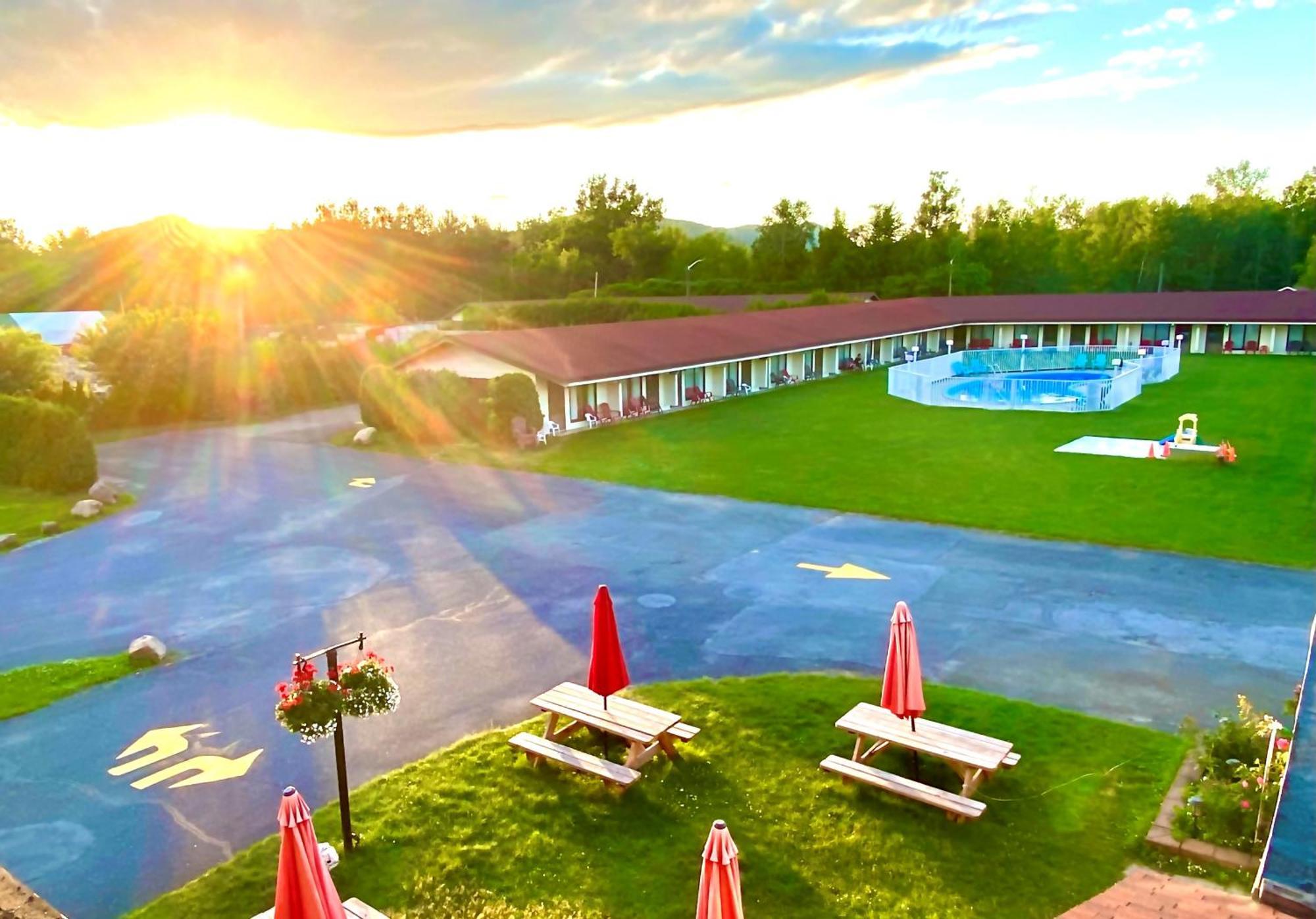Hotel Motel Bonsoir Гранби Экстерьер фото