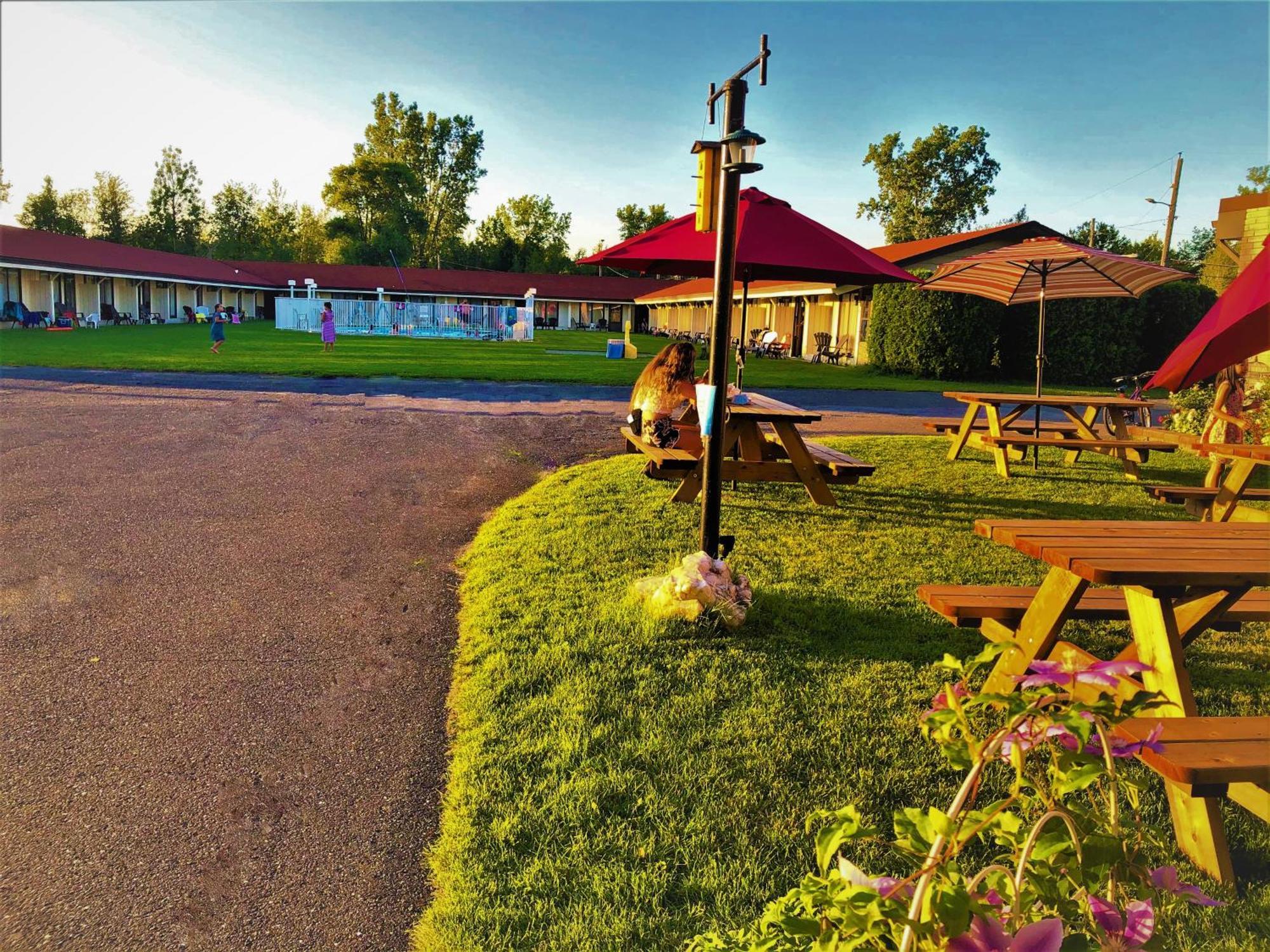 Hotel Motel Bonsoir Гранби Экстерьер фото