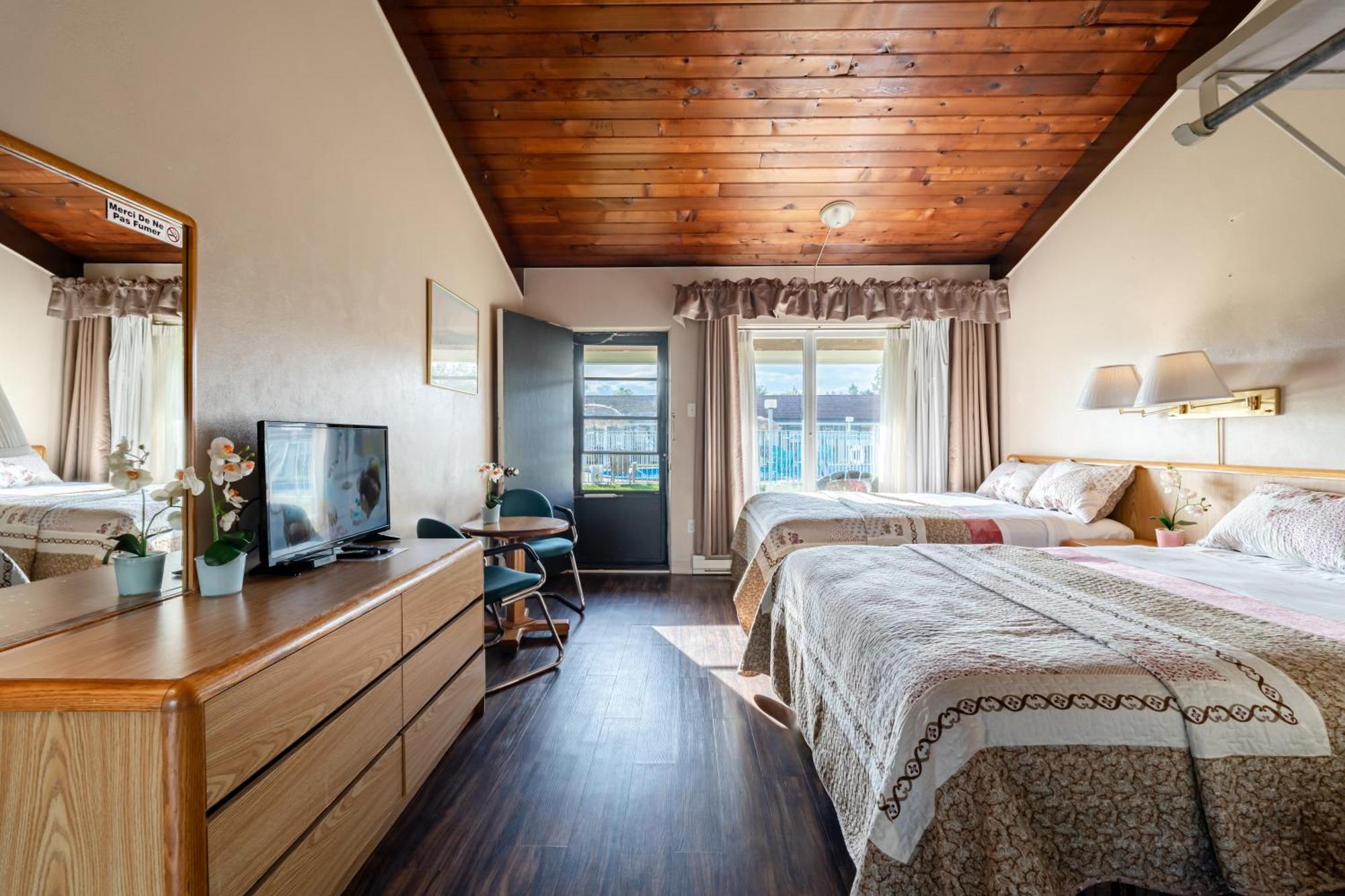 Hotel Motel Bonsoir Гранби Экстерьер фото