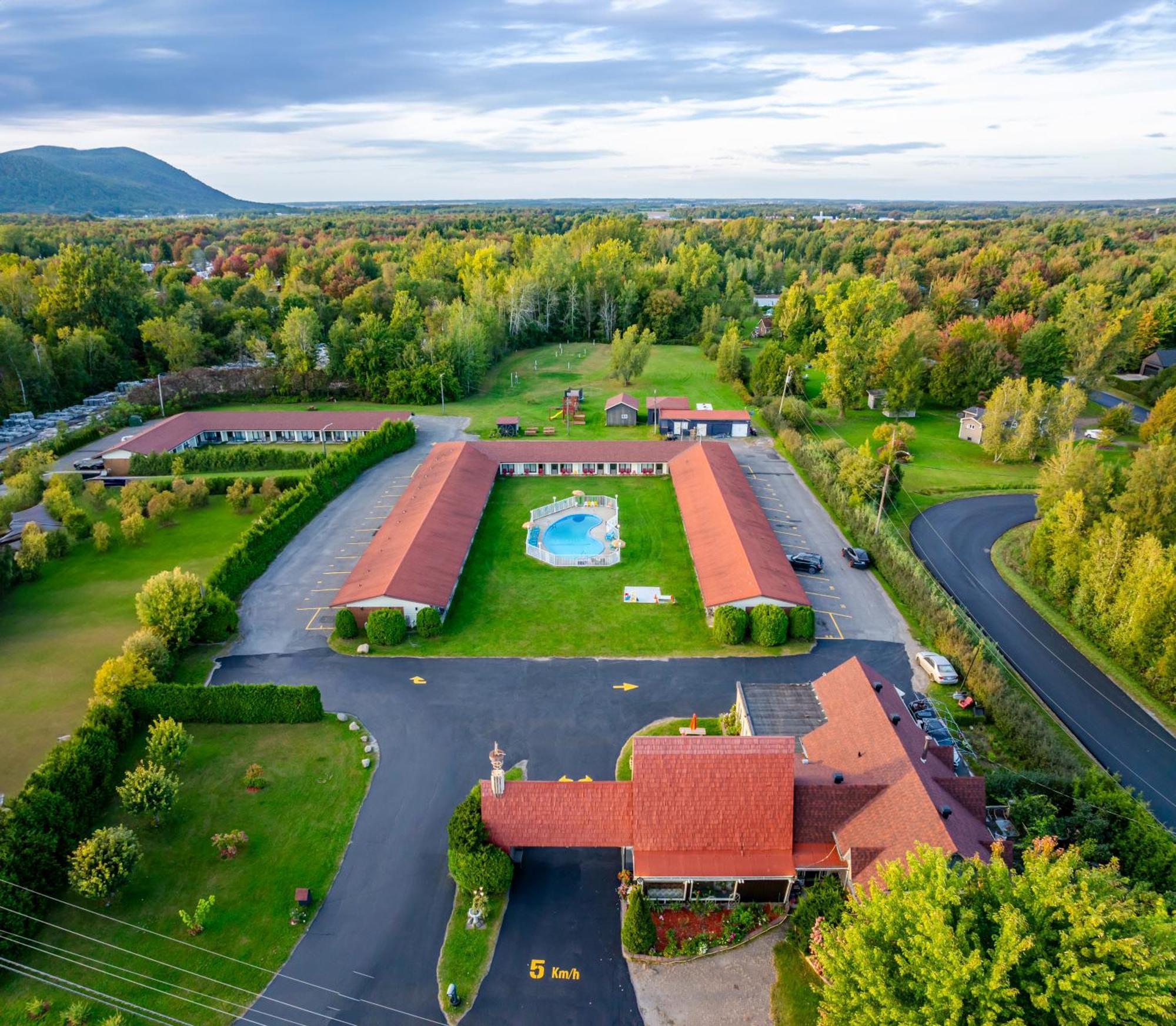 Hotel Motel Bonsoir Гранби Экстерьер фото