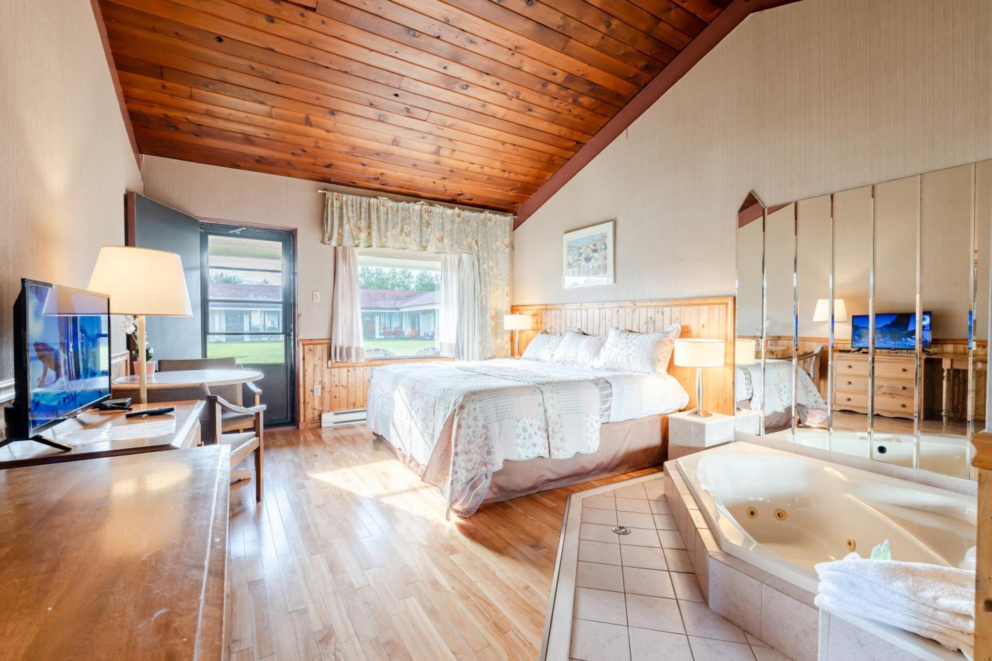 Hotel Motel Bonsoir Гранби Экстерьер фото