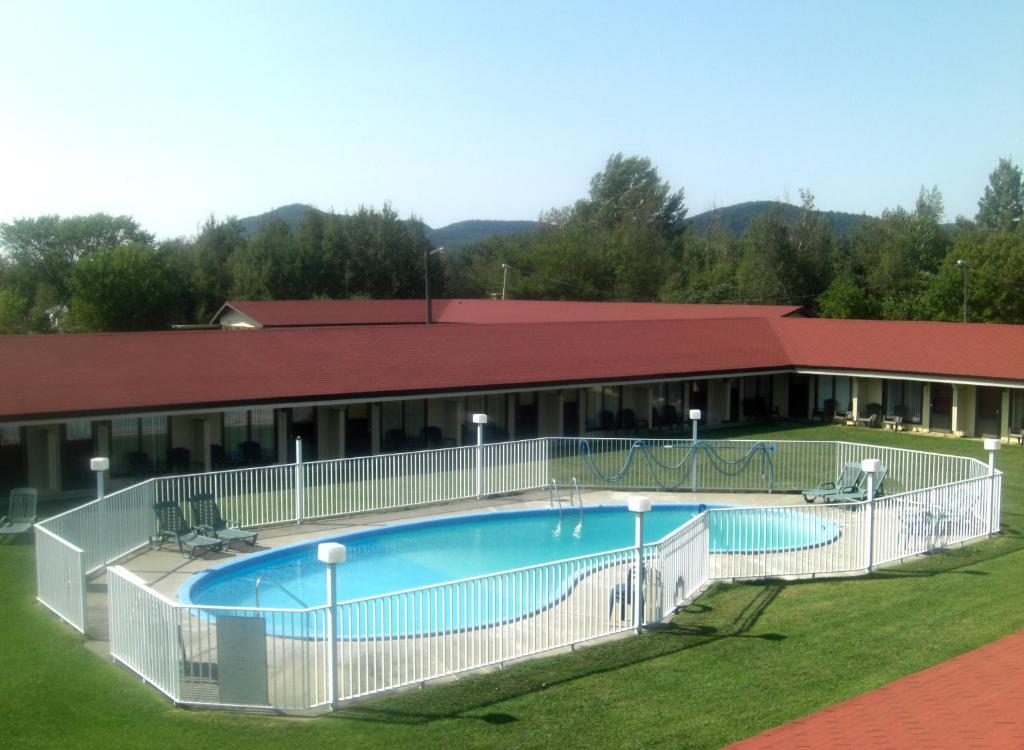 Hotel Motel Bonsoir Гранби Экстерьер фото