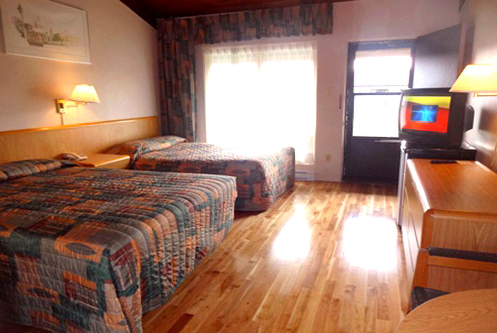 Hotel Motel Bonsoir Гранби Экстерьер фото