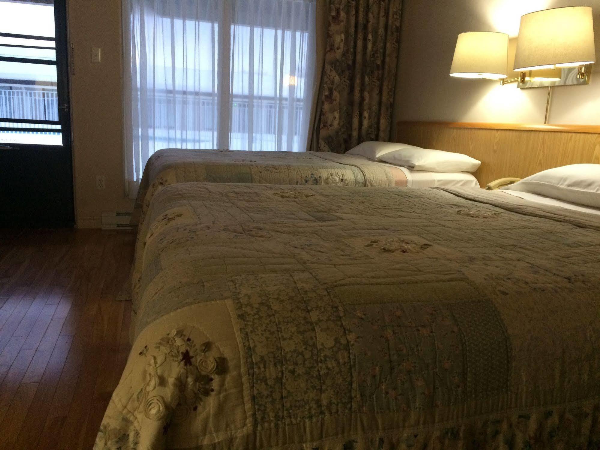 Hotel Motel Bonsoir Гранби Экстерьер фото