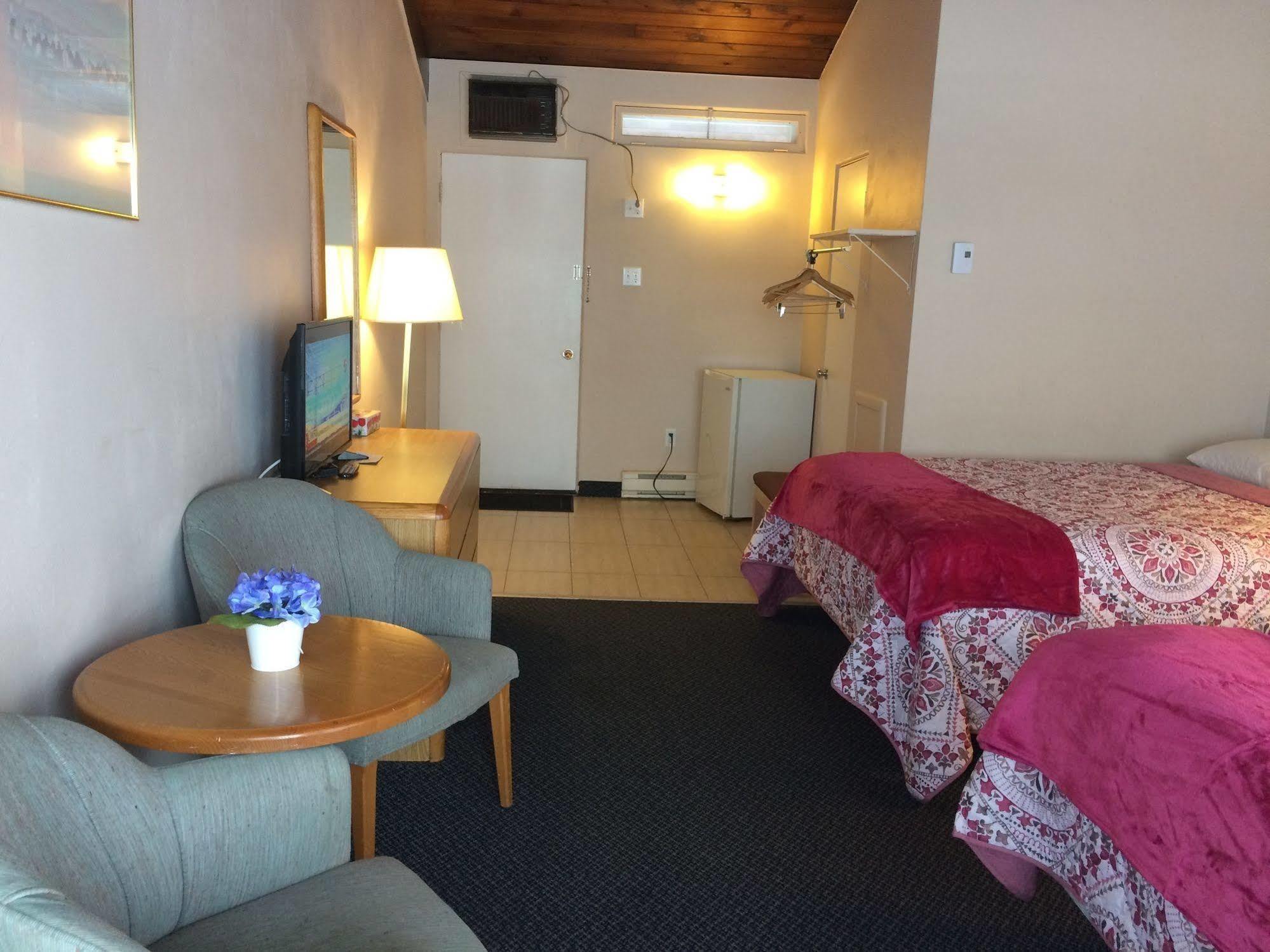 Hotel Motel Bonsoir Гранби Экстерьер фото